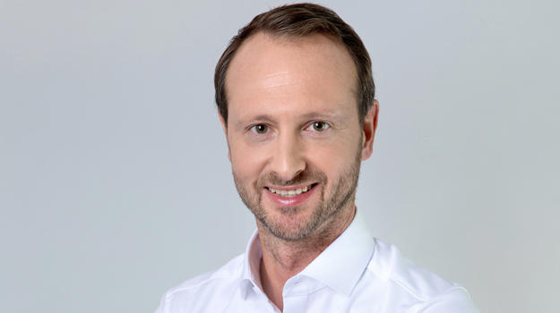 Una persona con una camisa blanca