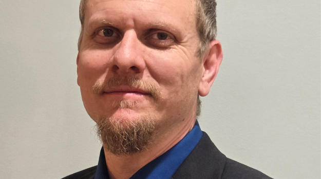 una persona con traje y corbata