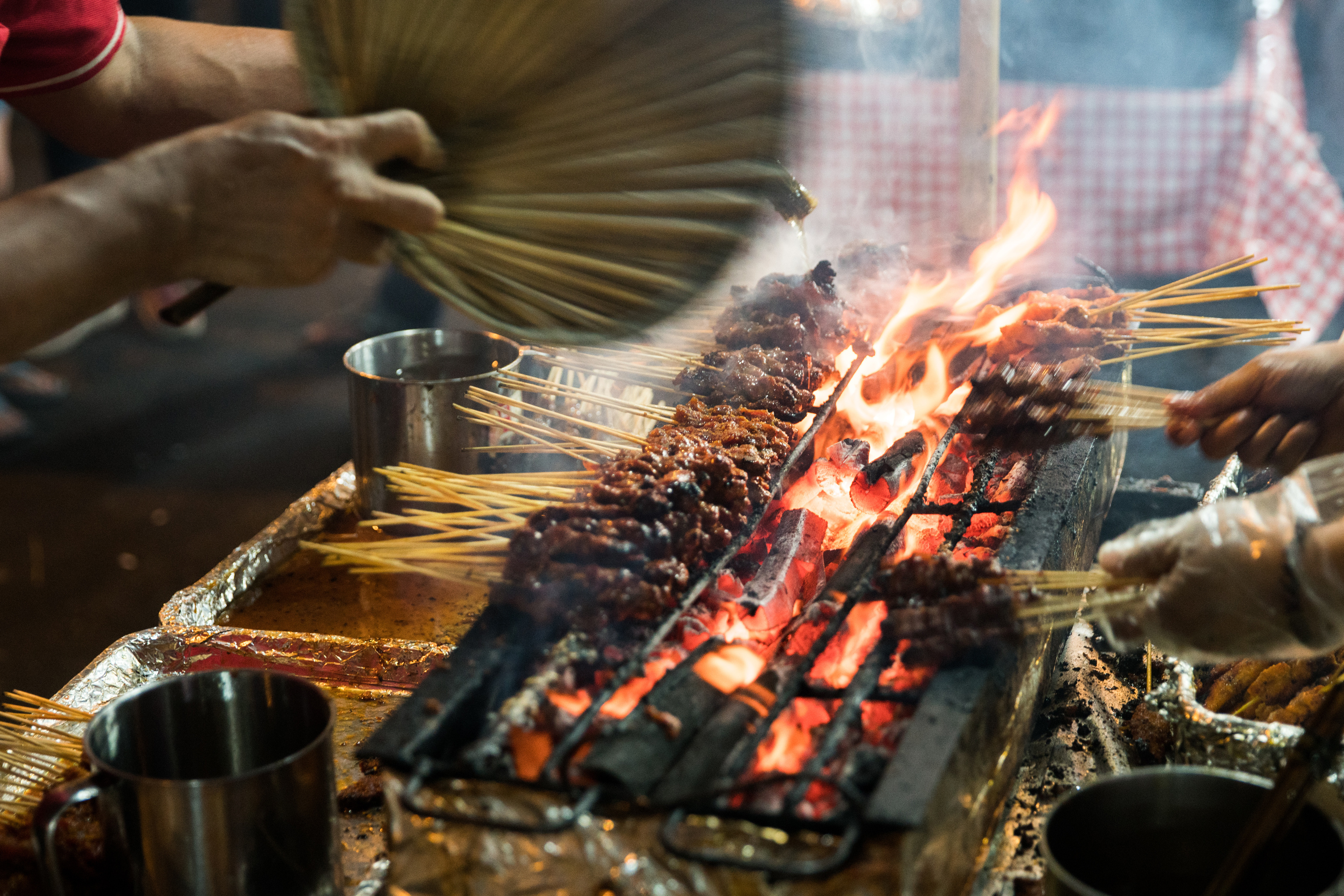 Una persona cocinando comida en una parrilla