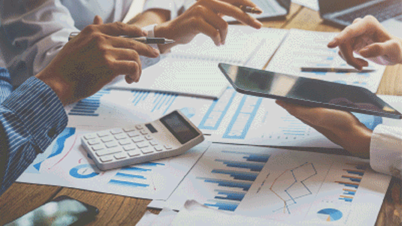 Un grupo de personas mirando papeles