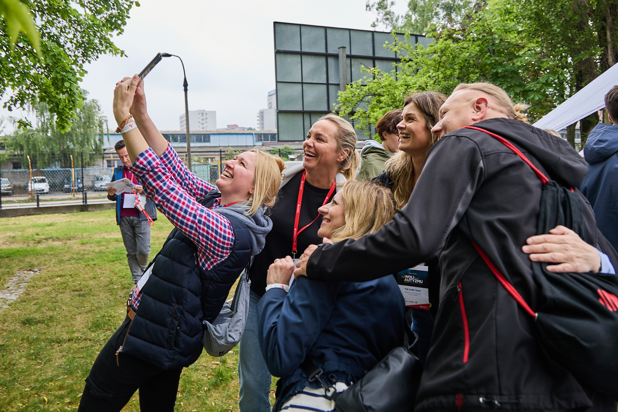 un groupe de personnes prenant un selfie
