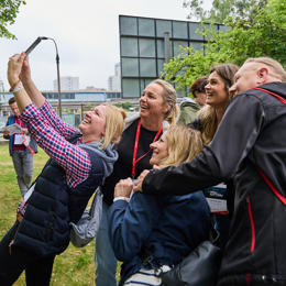 un groupe de personnes prenant un selfie