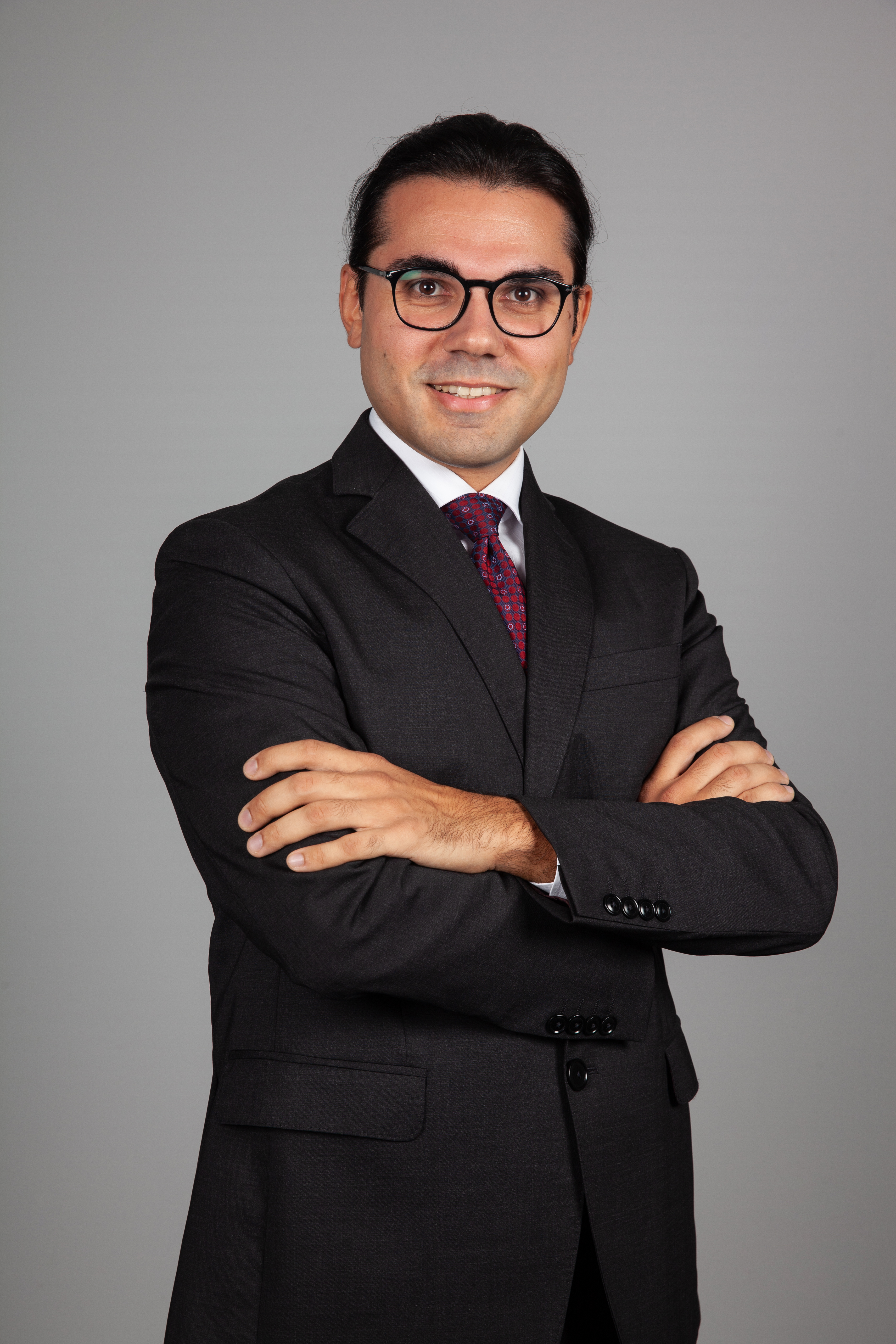 una persona de traje con los brazos cruzados
