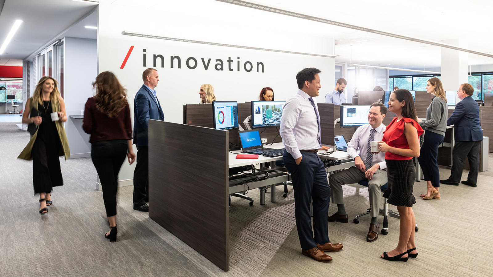 Un grupo de personas en una oficina