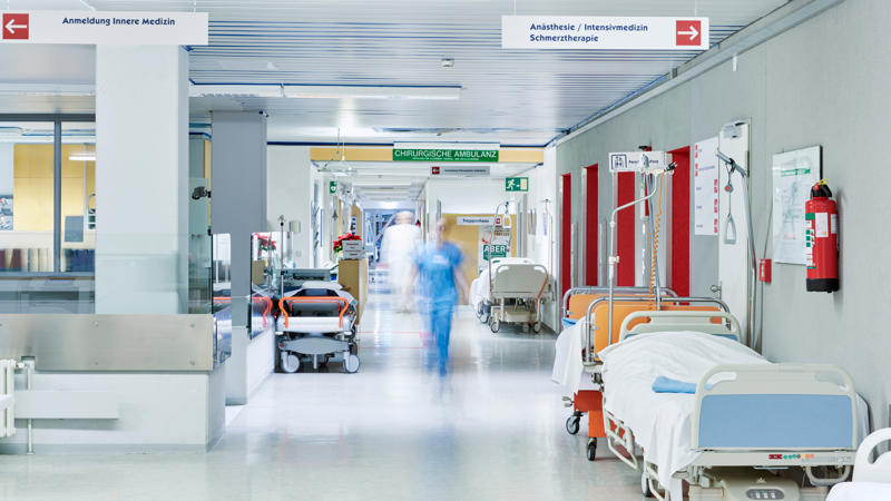 une image floue d’un couloir d’hôpital
