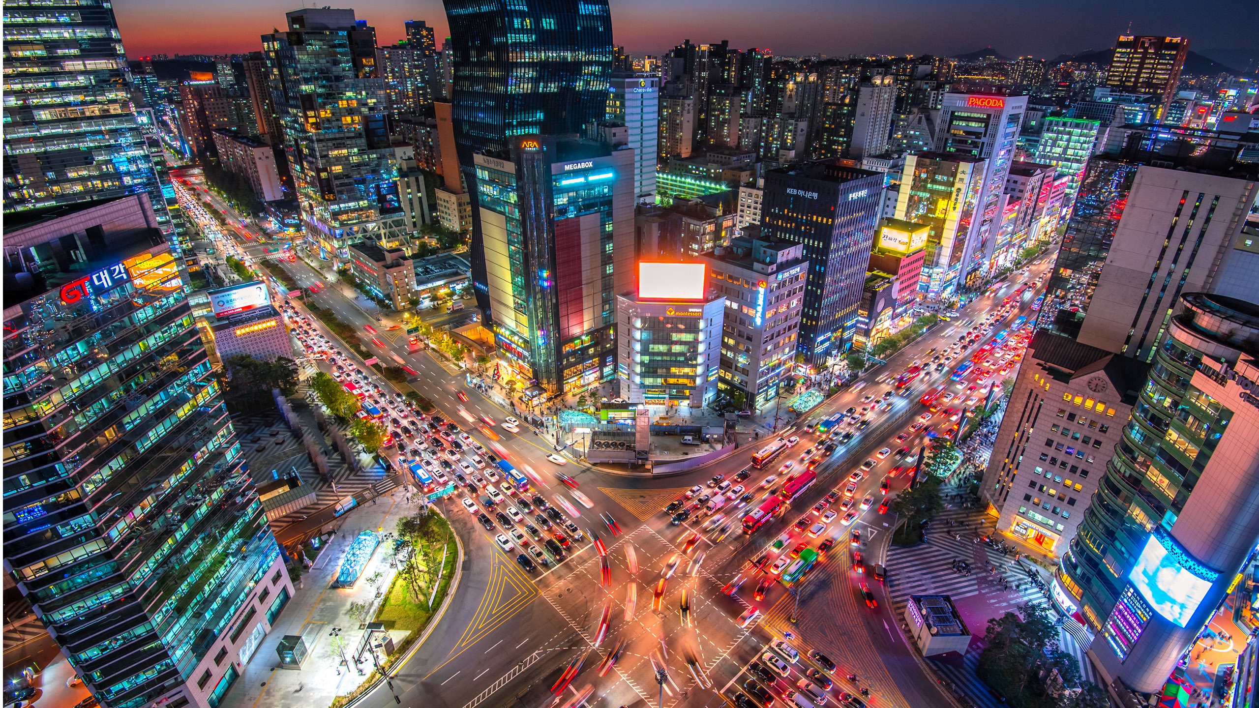 Una ciudad con coches y edificios