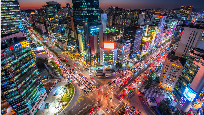 Una ciudad con coches y edificios
