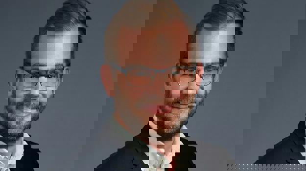 una persona con traje