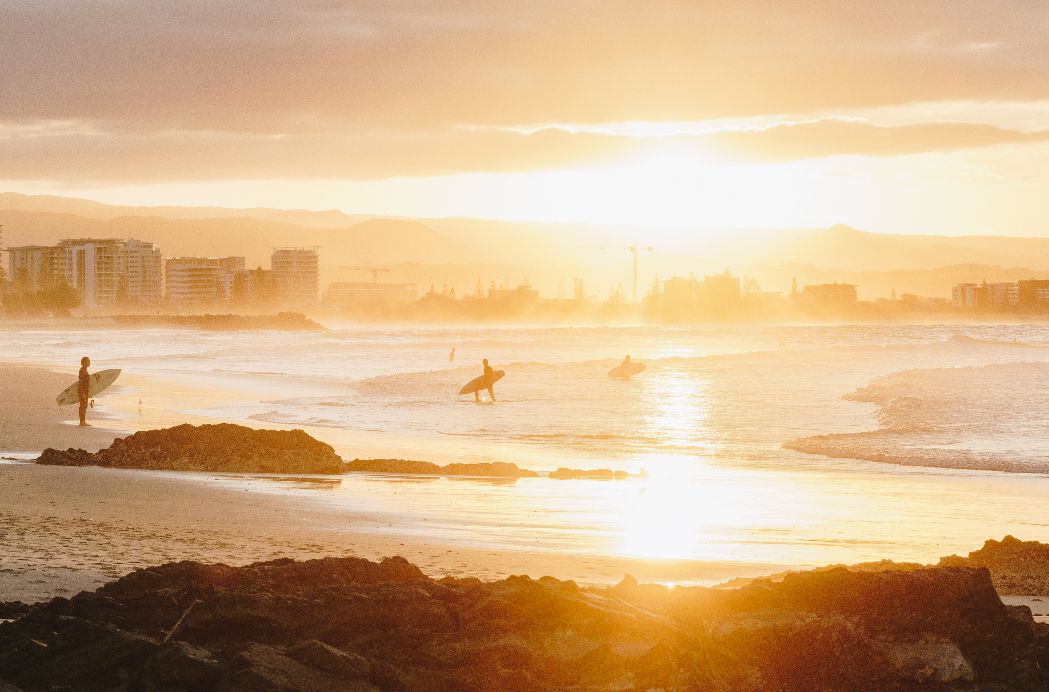 A Surfistas en la playa