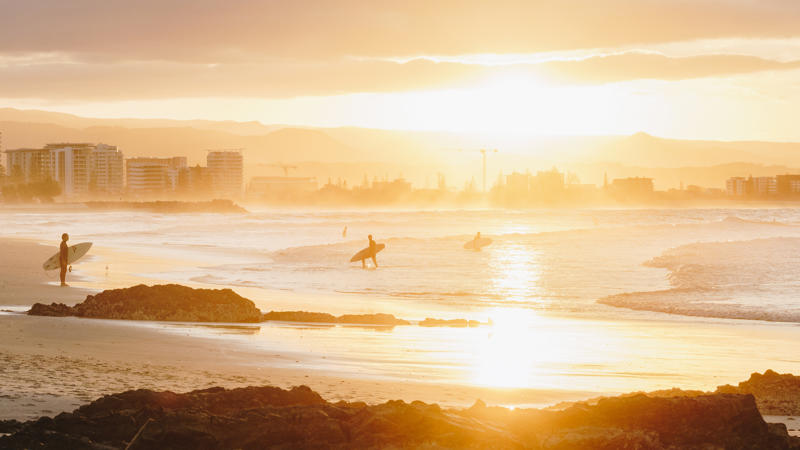 un surfeur sur la plage