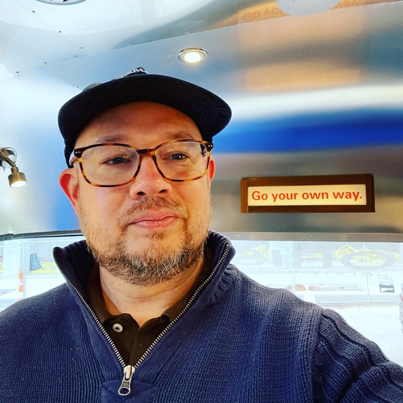 une personne prenant un selfie