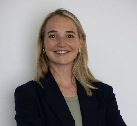 une personne souriant à la caméra