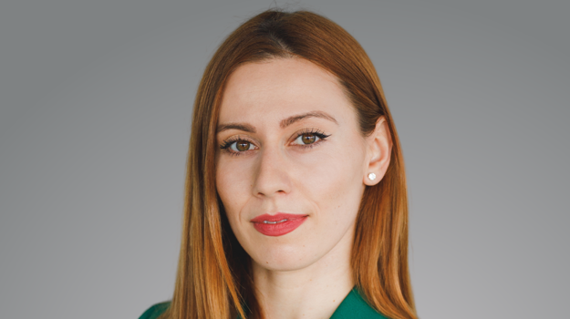 Una persona con una chaqueta verde