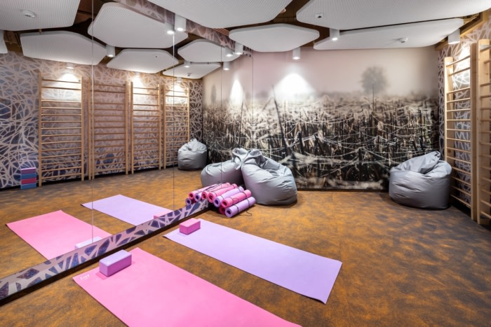 une chambre avec tapis de yoga et tapis de yoga