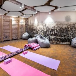 une chambre avec tapis de yoga et tapis de yoga