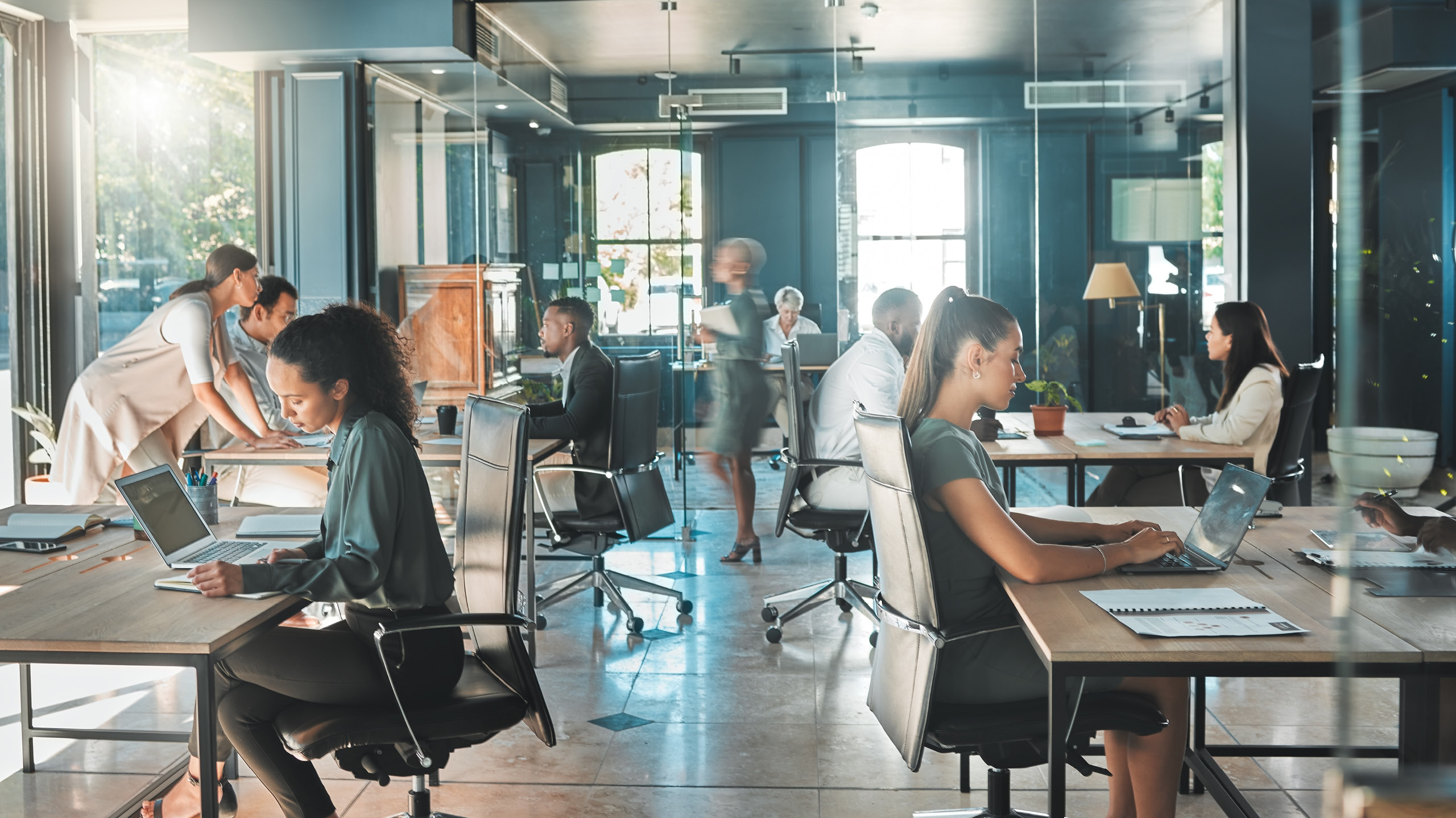 un groupe de personnes dans un bureau