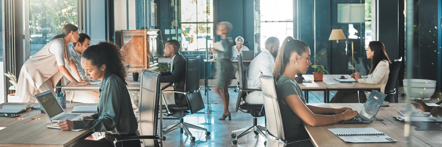 un groupe de personnes dans un bureau