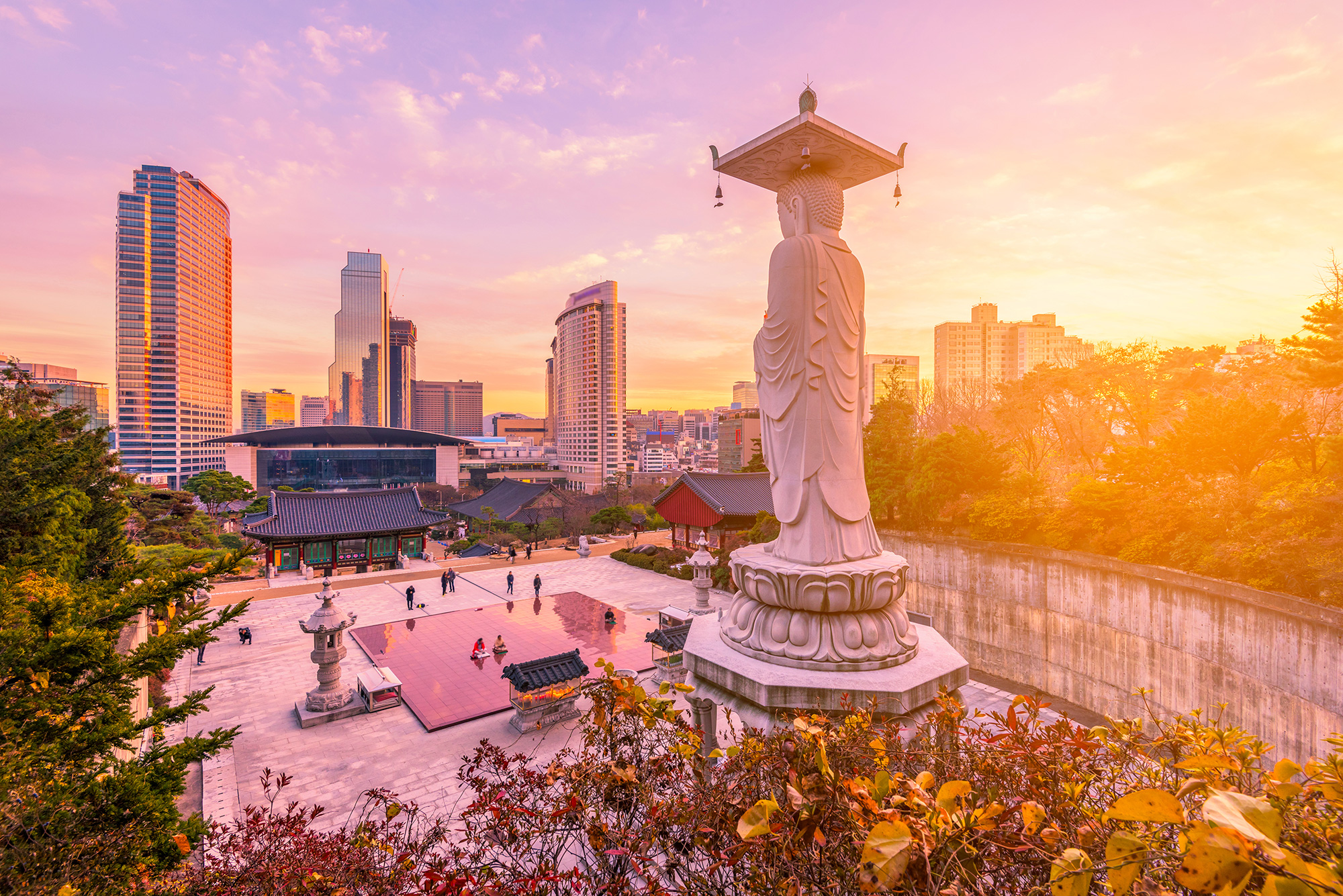 Una gran estatua en una ciudad