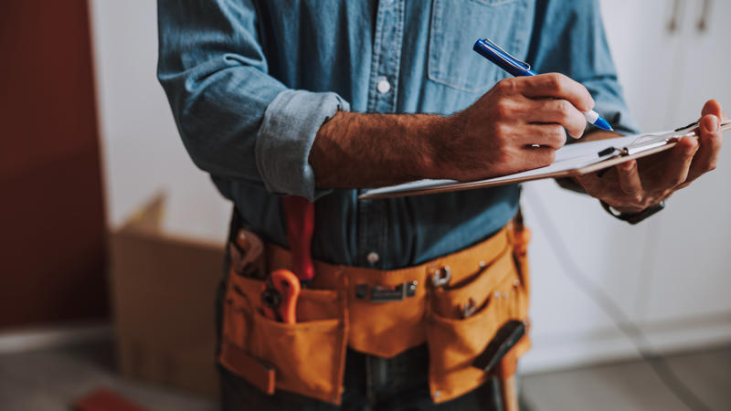 una persona escribiendo en un portapapeles