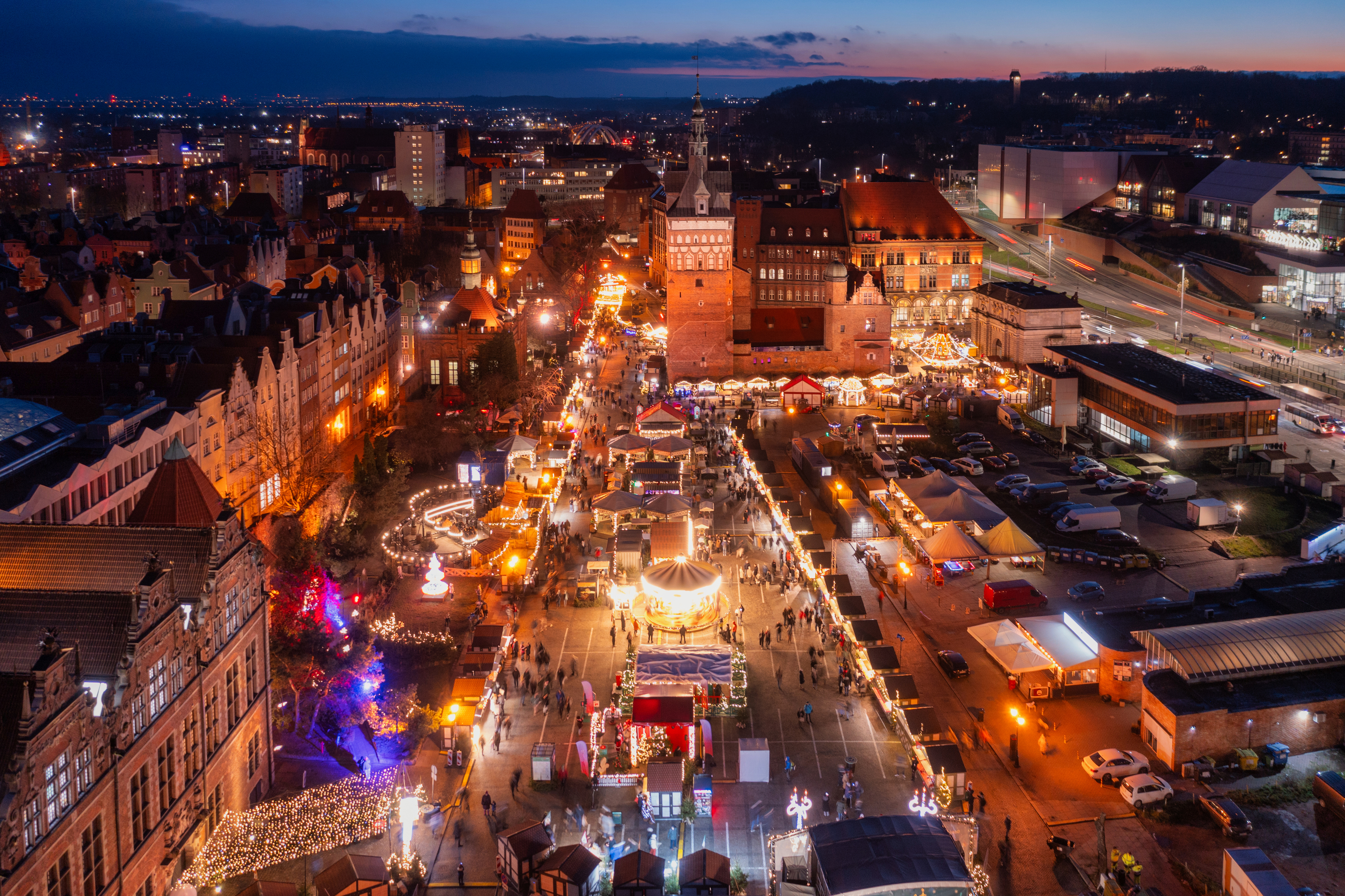 Une ville avec beaucoup de gens et de bâtiments