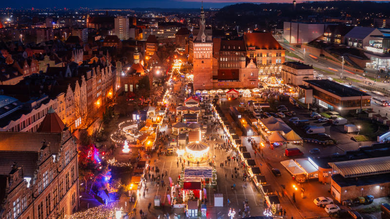 Une ville avec beaucoup de gens et de bâtiments