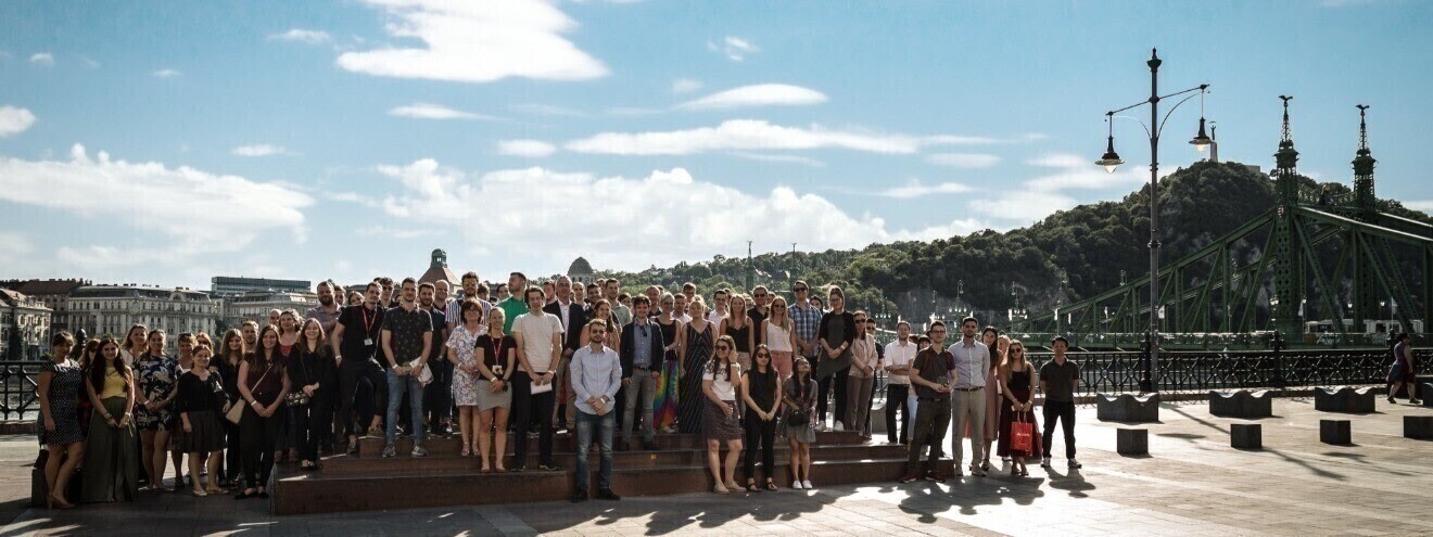 Un grupo de personas posando para una foto