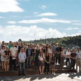 Un grupo de personas posando para una foto