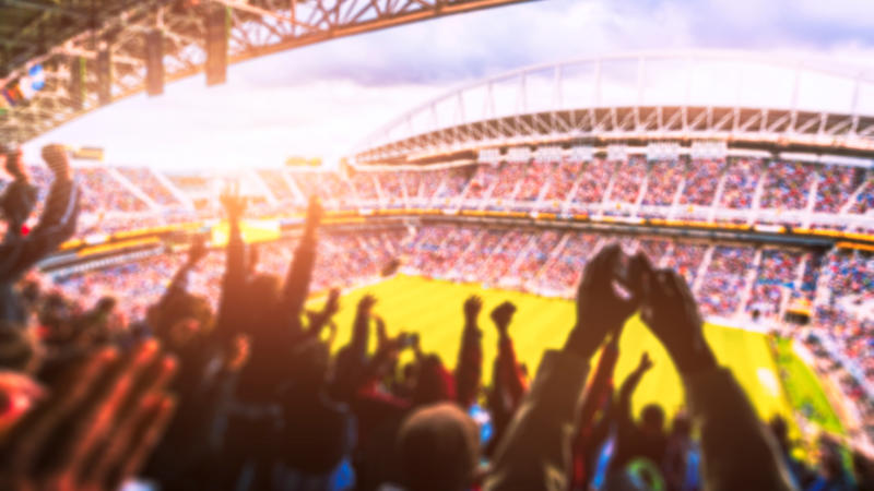Une foule de personnes dans un stade