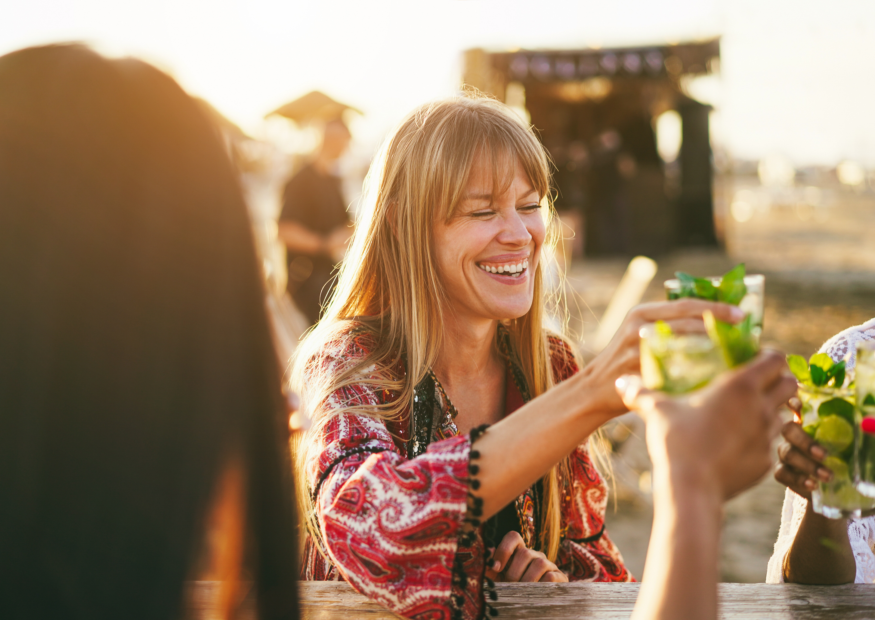una persona sonriendo a otra persona