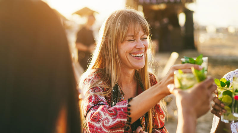 une personne souriant à une autre personne