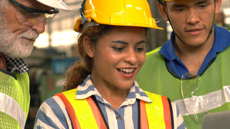 Un grupo de personas con cascos y chalecos