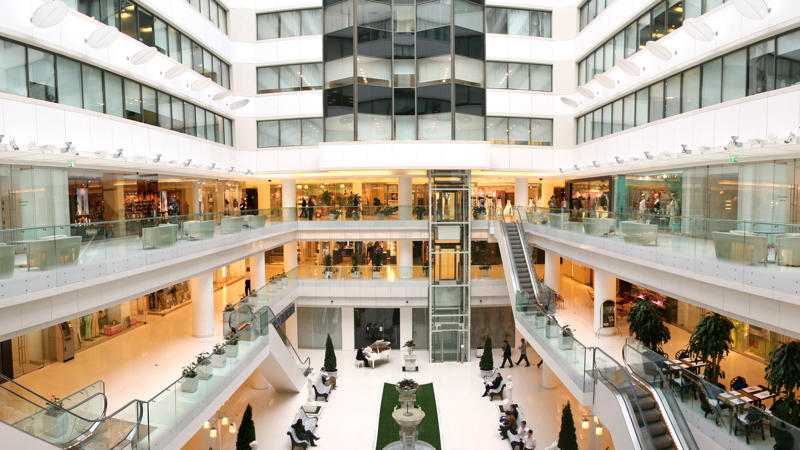 un grand bâtiment avec des sols personnels et des murs en verre