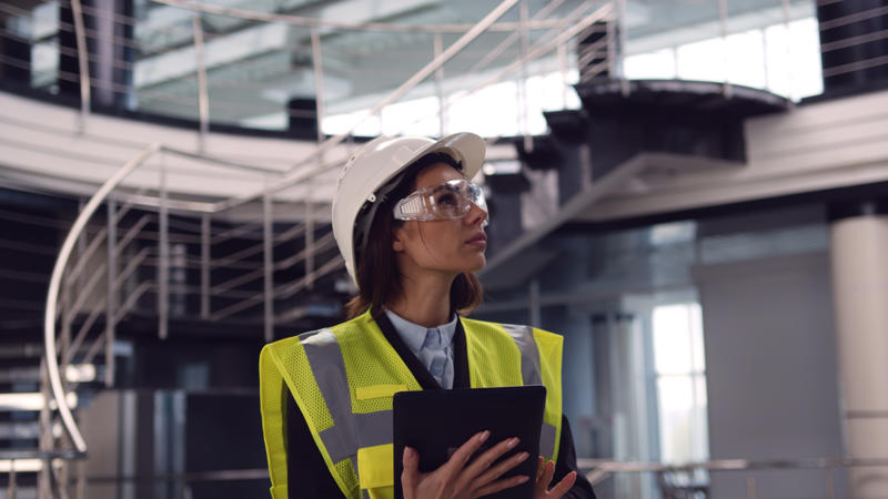 una persona con un chaleco de seguridad y un casco