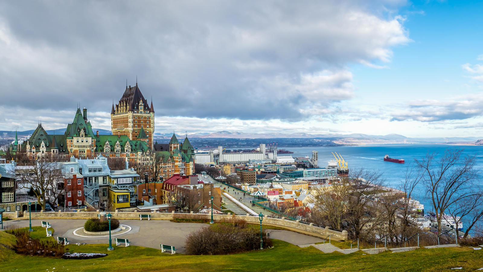 Une ville au bord de l’eau