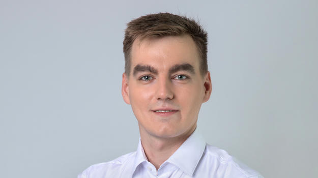 una persona con los brazos cruzados