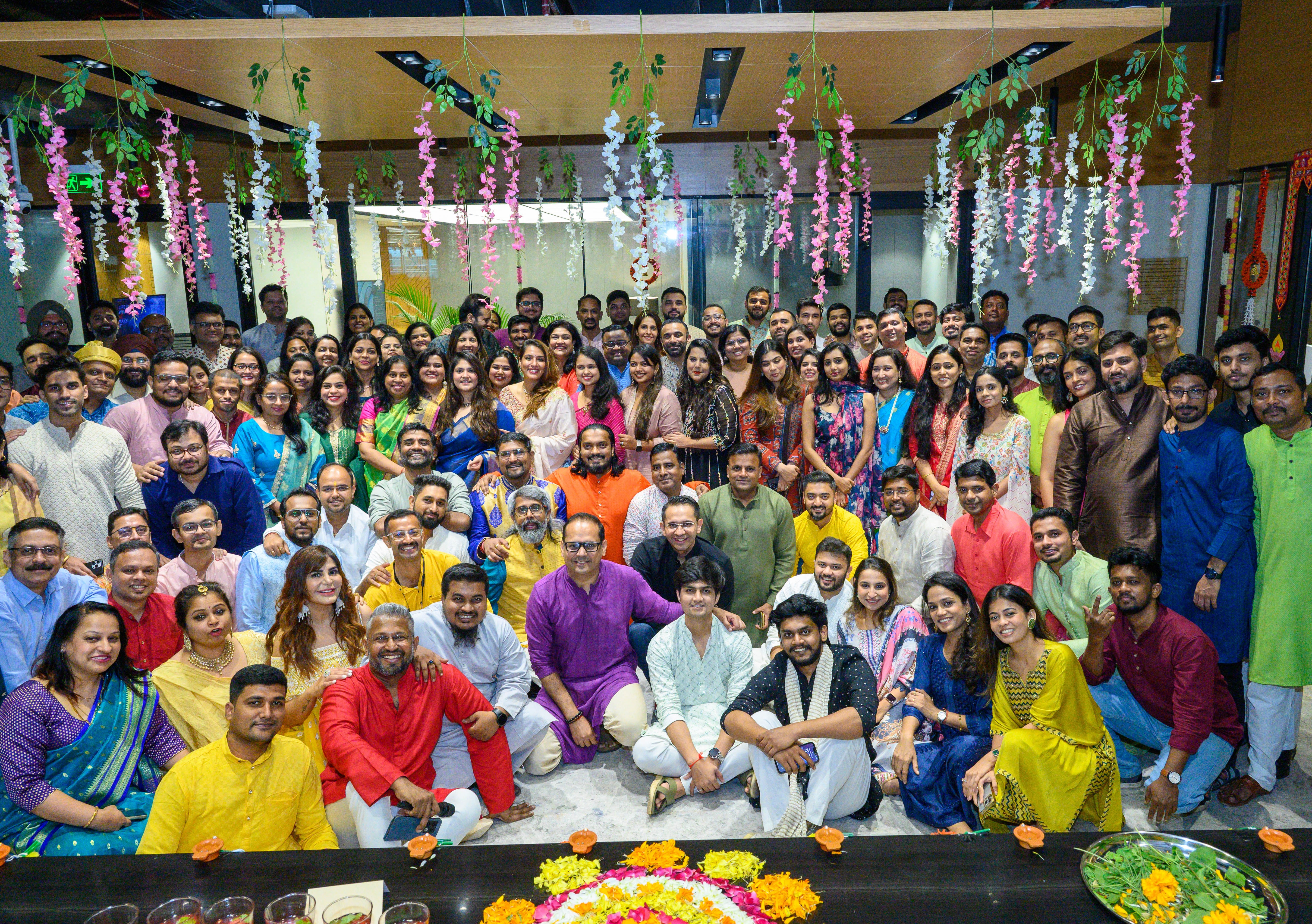 un groupe de personnes posant pour une photo