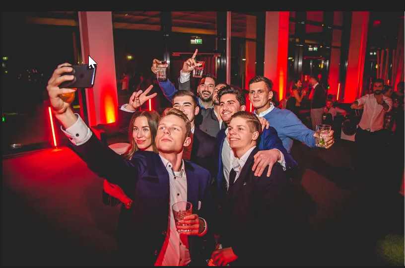 Un grupo de personas tomándose una selfie