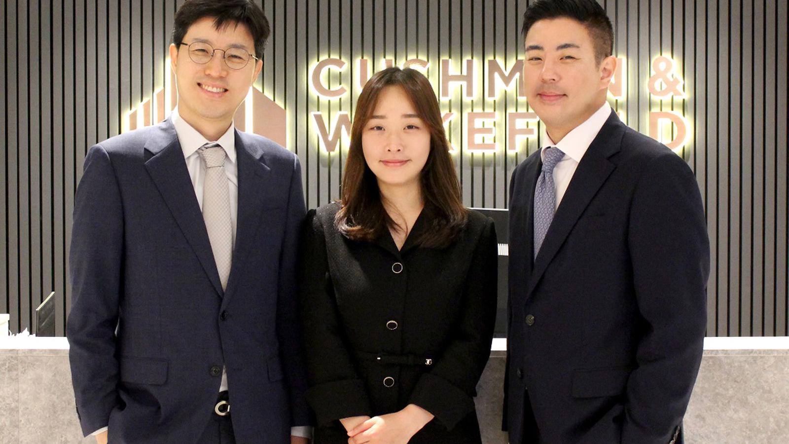 Un grupo de personas posando para una foto