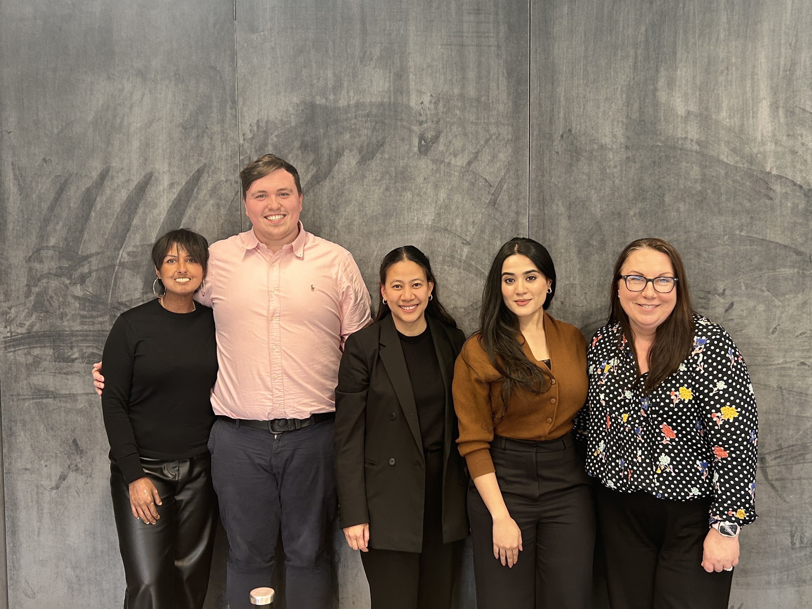 Un grupo de personas posando para una foto
