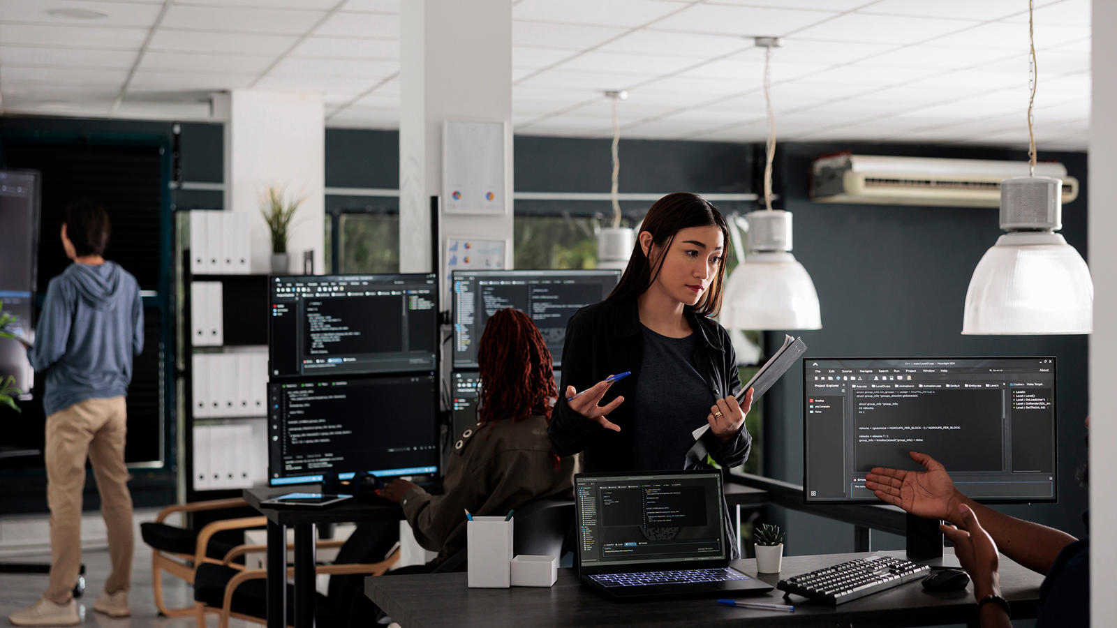 Una persona parada frente a una computadora