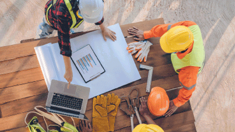 Un grupo de personas con cascos y trabajando en un proyecto