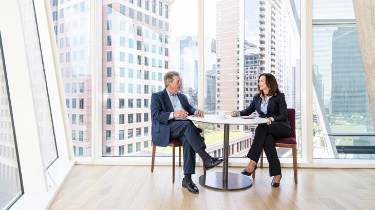 une personne et une personne assise à une table