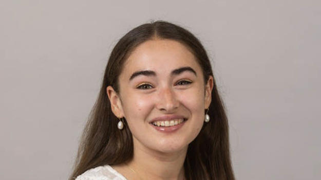 Una persona sonriendo a la cámara