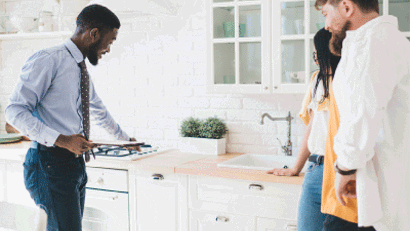 Un grupo de personas en una cocina