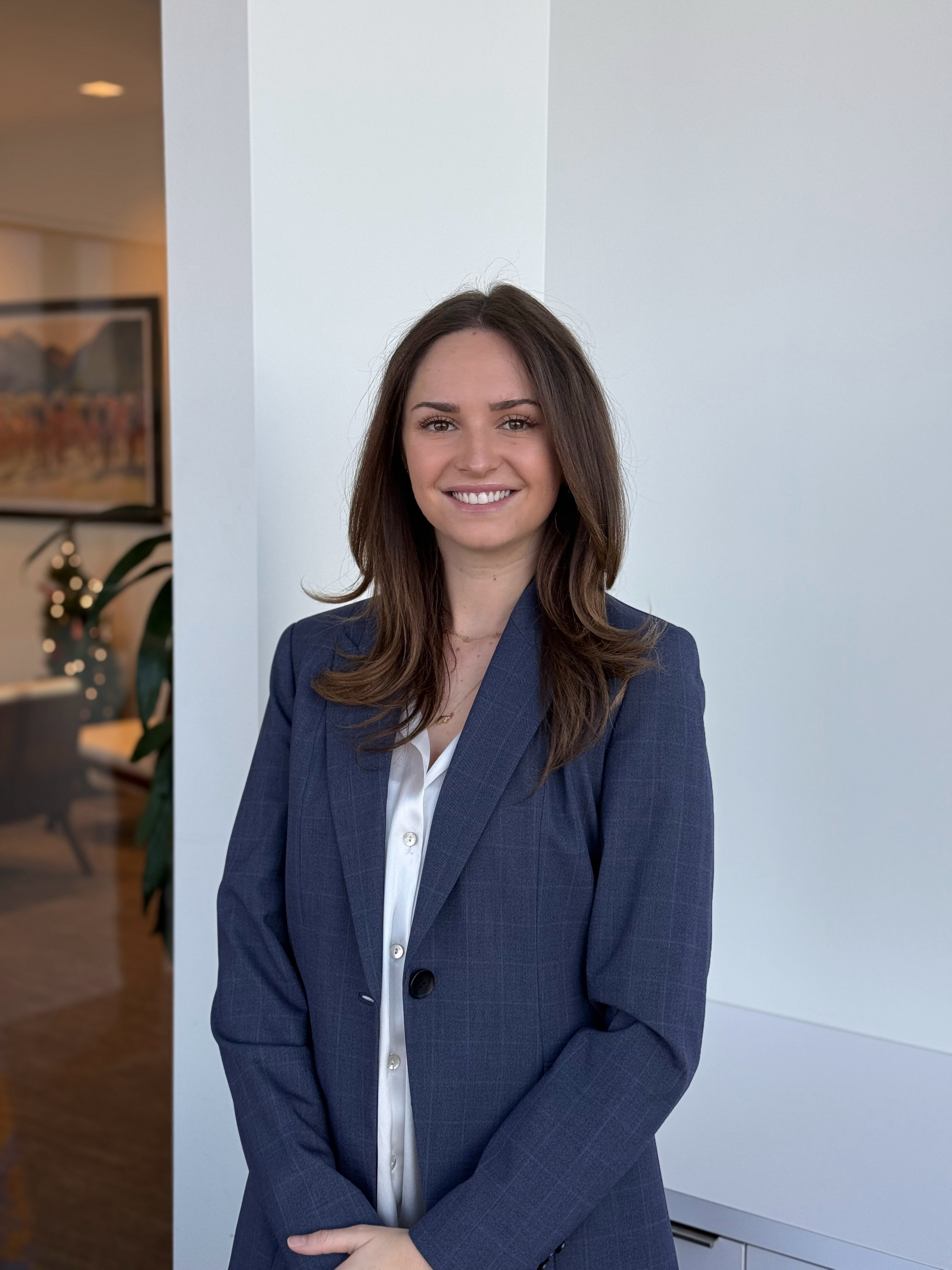 una persona con un traje azul