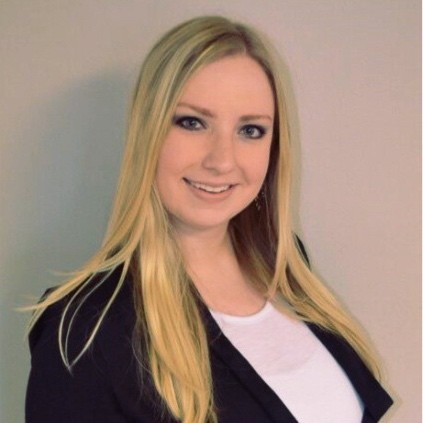 une personne aux cheveux blonds