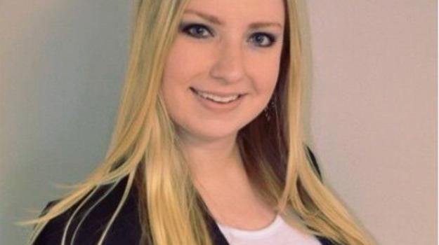 une personne aux cheveux blonds