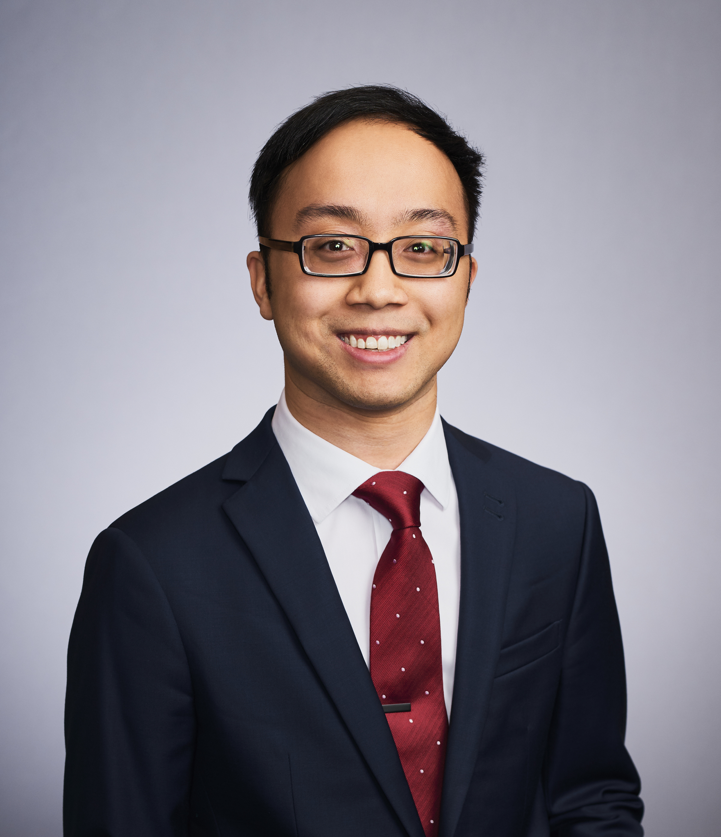 une personne en costume et cravate