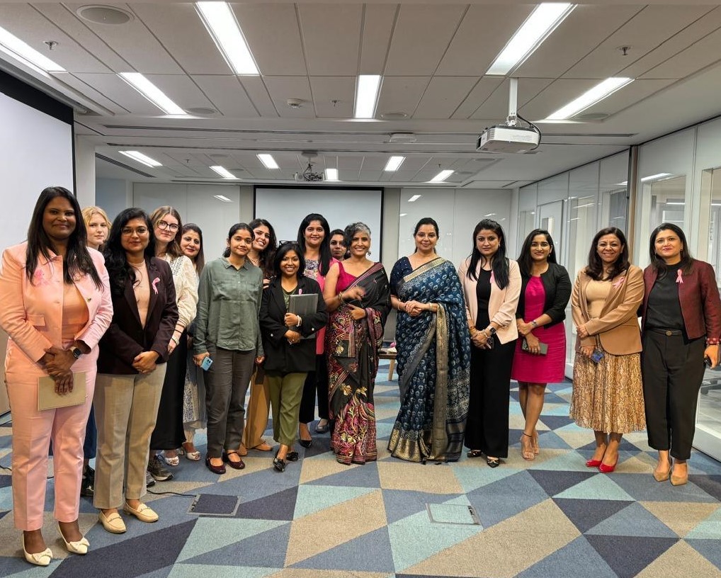 Un groupe de femmes debout dans une pièce