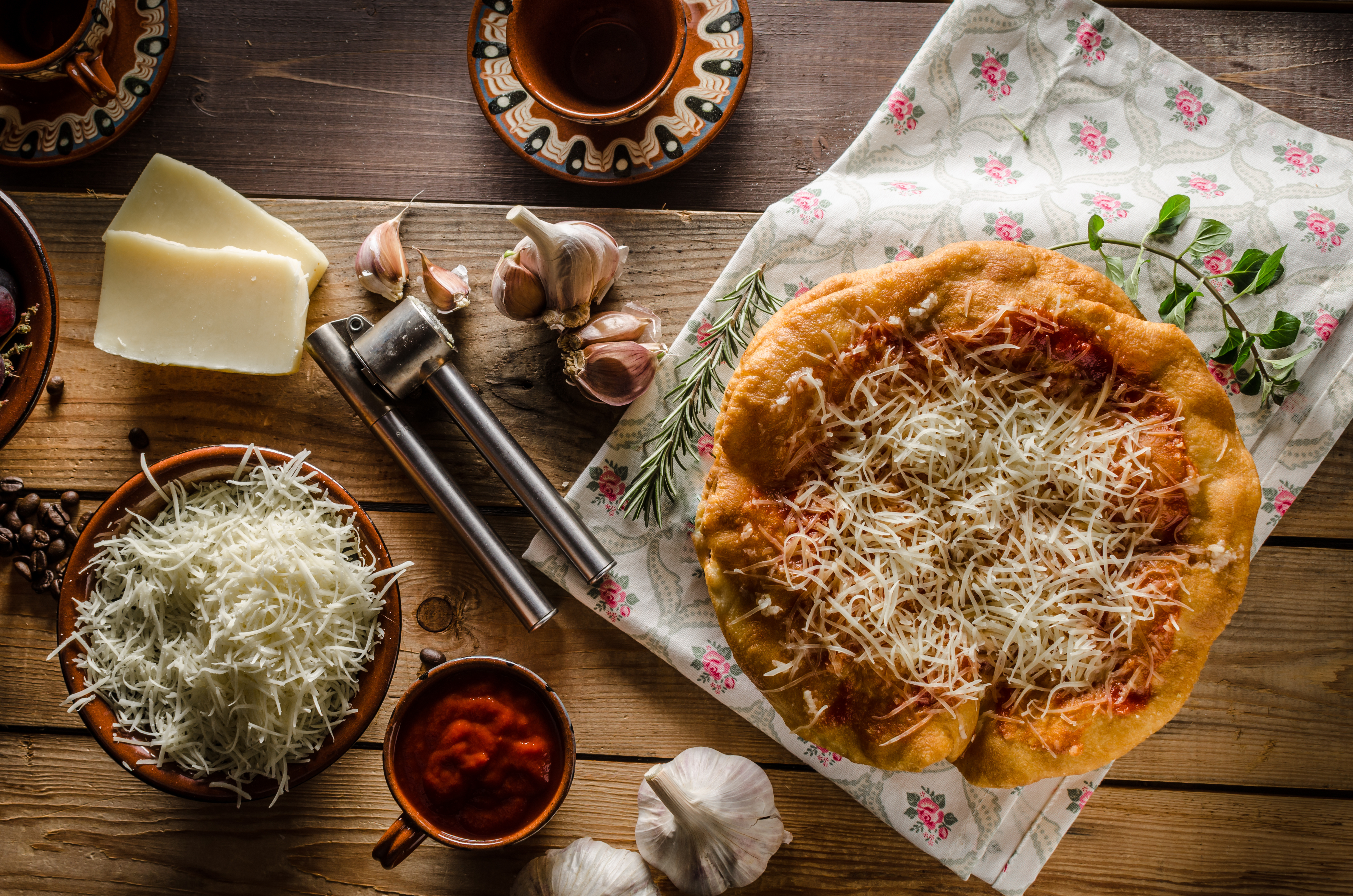 Una pizza con queso y ajo en una mesa